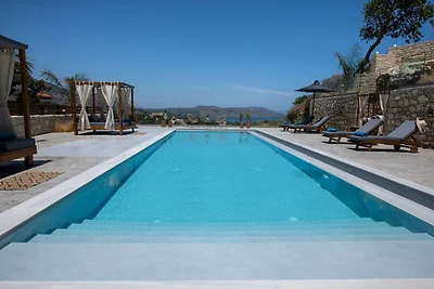 Villa Kournas para 12 huéspedes con piscina.