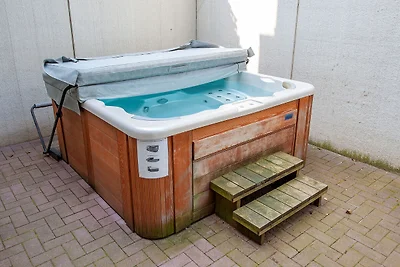 Wellnessvilla mit privatem Innenpool in einem...