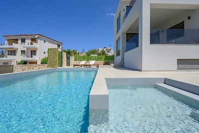 Villa in Sternes mit Pool und Bergblick