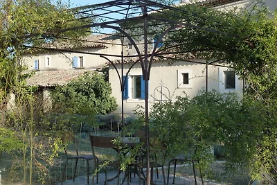 Spazioso Cottage a Oppede con Piscina