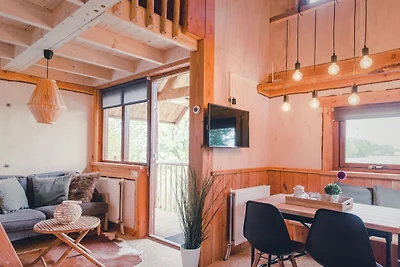 Schönes Baumhaus aus Holz mit Terrasse