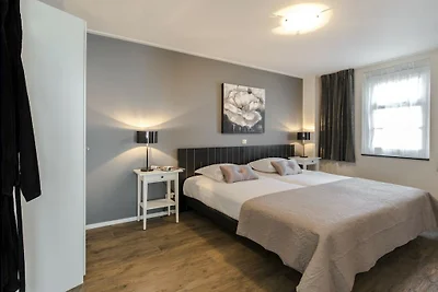 Ferienhaus in Nes mit Schwimmbecken