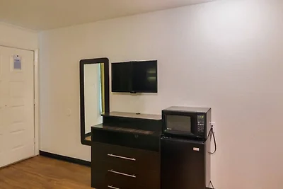 1 King Bed | Non-Smoking, Kitchen