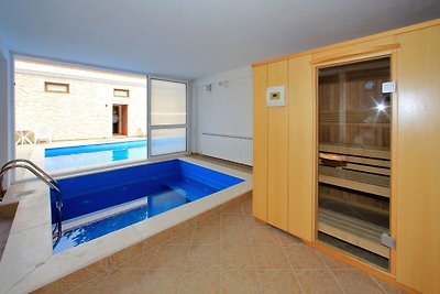 Spaziosa casa vacanze a Starigrad con piscina