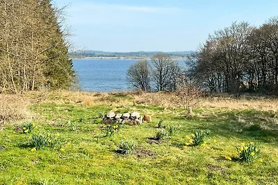Vakantiehuis aan het meer met bos