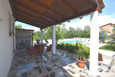 Charmante Villa mit Pool in Zbandaj