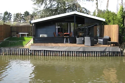 Modernes Ferienhaus direkt am See gelegen