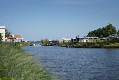 Fijn chalet met veranda, nabij het Veluwemeer