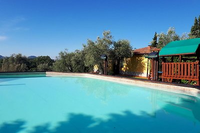 Kleurrijk vakantiehuis in Bolano met zwembad ...