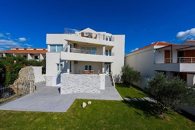 Moderne Villa in Nin mit Terrasse