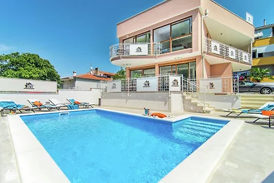 Moderne villa in Novigrad met privézwembad