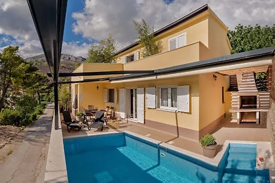 Geräumige Villa in Žrnovnica mit Swimmingpool