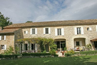 Geräumiges Herrenhaus in Grignan mit Pool