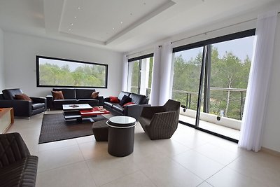 Moderne und besonders luxuriöse Villa mit 4 S...