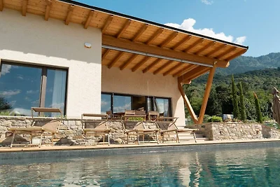 Vakantiehuis in Colico met zwembad
