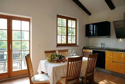 Haus mit großer Terrasse und Pool