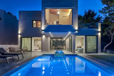 Villa fronte mare a Vasilikos con piscina