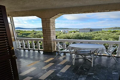 Gemütliche Wohnung direkt am Meer in Tribunj