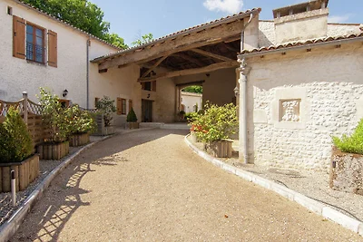 Luxusvilla in Saint-Preuil mit Swimmingpool
