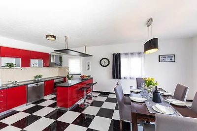 Exquisite Spacious Villa Bufaline with Pool a...
