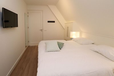 Rietgedekte villa met lounge set, aan het...