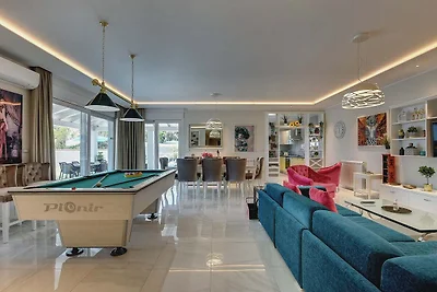 Villa con piscina a Premantura