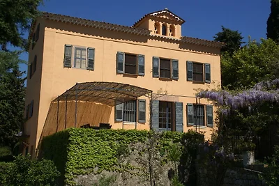 Elegante villa con piscina a Grasse