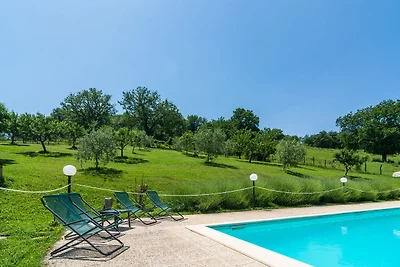 Agriturismo in zona collinare con piscina