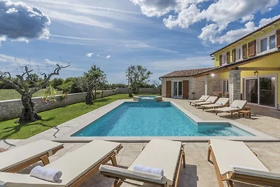 Villa in Tinjan met zwembad