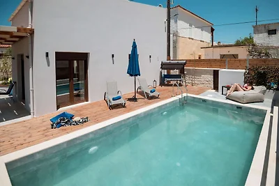 Stylish Villa with Heated Pool, Jacuzzi, Gym ...