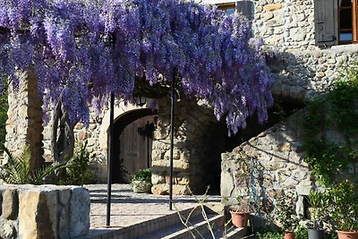Spaziosa villa con piscina a Largentière