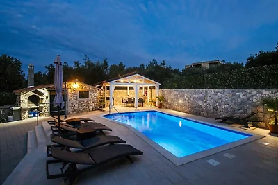 Bella casa vacanza con piscina privata a Mali...