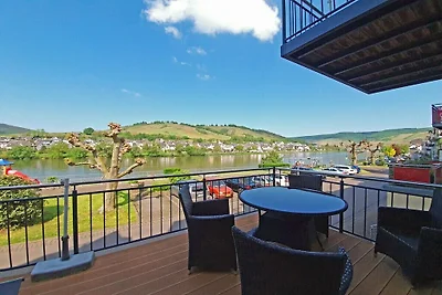 Hallenbach mit Moselblick