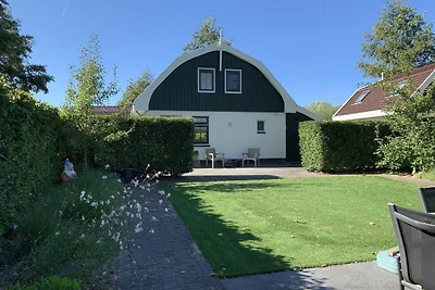 Neu gestaltetes Ferienhaus mit Garten