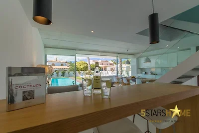 Villa am Meer mit Swimmingpool