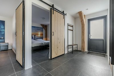 Modernes Haus mit zwei Badezimmern in einem F...