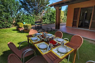Attraente villa con piscina