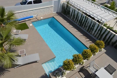 Moderne Villa mit privatem Pool