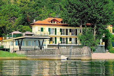 Modernes Herrenhaus mit Privatstrand am Lago...