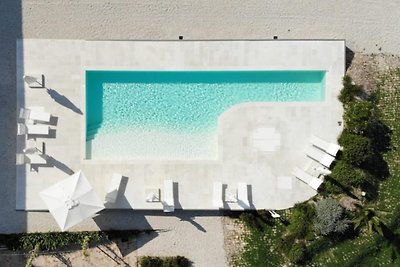 Unterkunft in einer Villa mit Swimmingpool