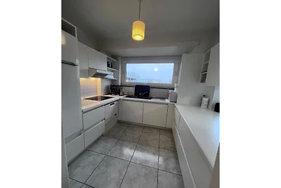 Helle Wohnung mit seitlichem Meerblick
