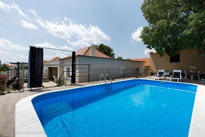 Luxuriöses Ferienhaus in Drniš mit Pool