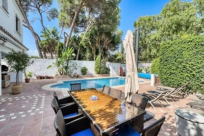 Villa in Marbella mit beheiztem Pool