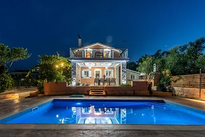 Spaziosa villa con piscina privata a Romiri