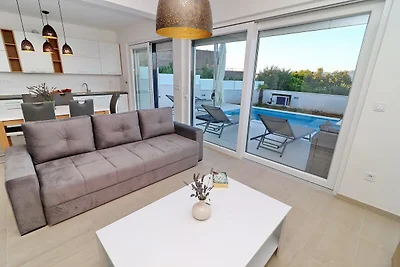 Villa E & D - Four Bedroom Villa with Pool an...