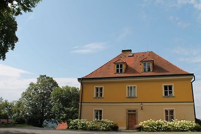 Angenehmes Ferienhaus in Milire mit Innenhof
