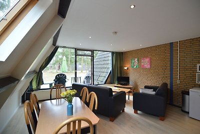 Modernes Ferienhaus inmitten eines üppigen Wa...