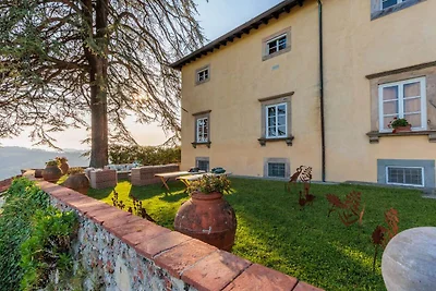 Malerische Villa in Lucca mit Pool