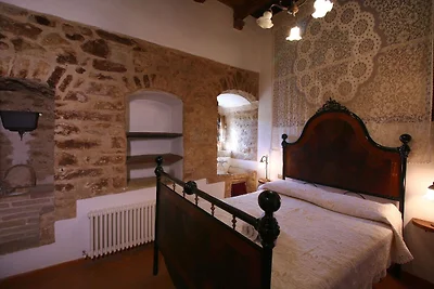Castello in stile medievale con piscina in...