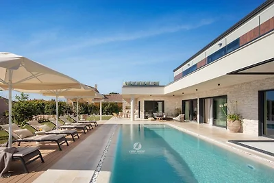 Luxusvilla mit beheiztem Infinity-Pool und...